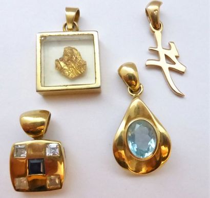 Un lot de quatre pendentifs en or 750/°°...
