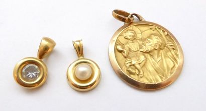 Un lot de trois pendentifs en or 750/°°

comprenant...