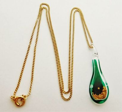 Pendentif en verre contenant des paillettes...