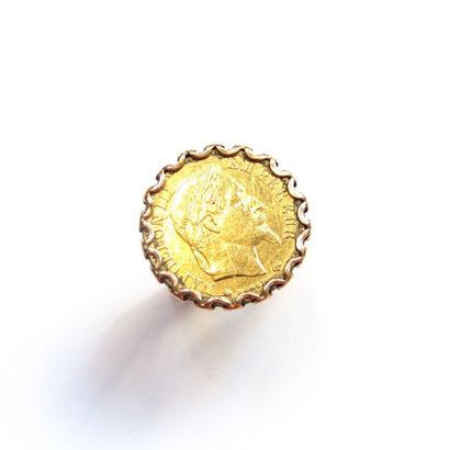 BAGUE en or jaune 18k (750/°°), ornée d'un...