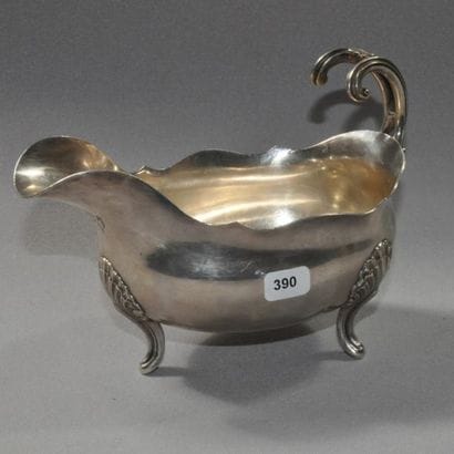 Saucière sur présentoir en argent , poids:...