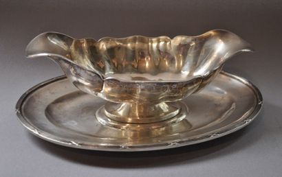 Saucière sur présentoir en argent , poids:...