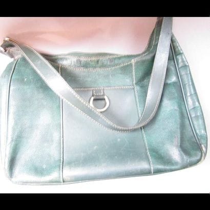 LANCEL
sac en cuir vert en l'état, et VUITTON...