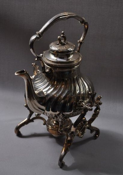 Samovar à décor de côtes torses en métal...