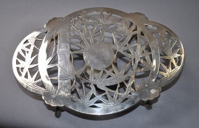 Chauffe-plat en métal argenté à décor ajouré...