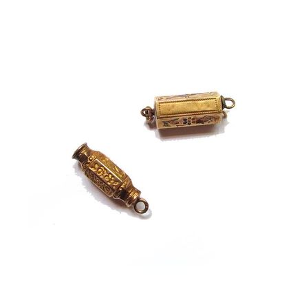 2 FERMOIRS en or jaune 18k (750/°°), à décor...