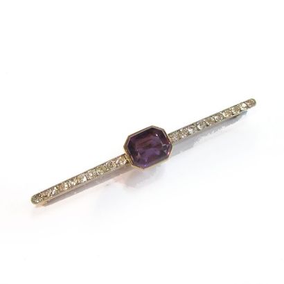 BROCHE BARRETTE en or jaune 18k (750/°°)...