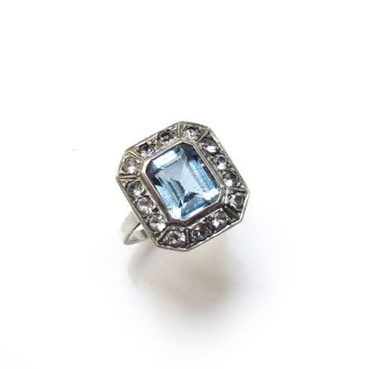 BAGUE en argent (925/°°), ornée d'une pierre...