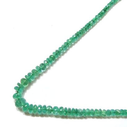 COLLIER composé d'un rang de perles d'émeraudes...