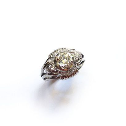 BAGUE en platine, ornée d'un diamant coussin...