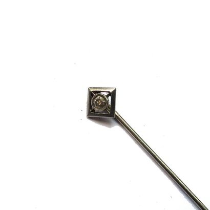 EPINGLE DE CRAVATE en or gris 18k (750/°°)...