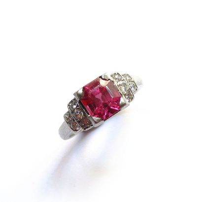 BAGUE en platine, ornée d'une pierre rose...