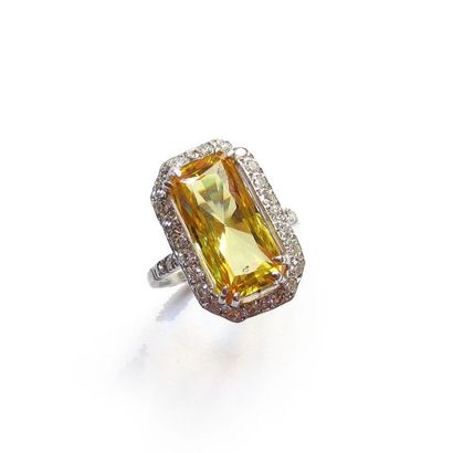 BAGUE en or gris 18k (750/°°), ornée d'une...