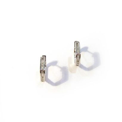 Paire de BOUCLES D'OREILLES créoles en or...