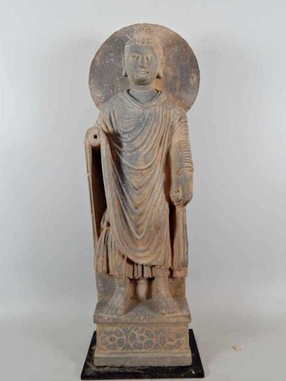 Bouddha auréolé, debout sur une base à décor...