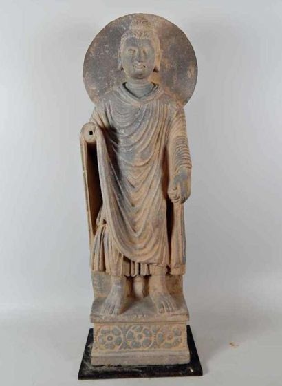 Bouddha auréolé, debout sur une base à décor...