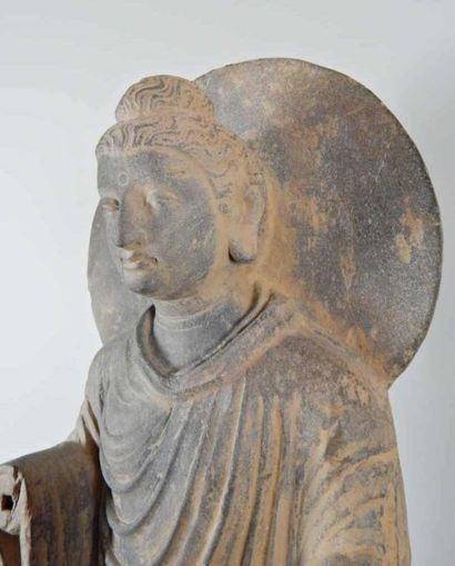 Bouddha auréolé, debout sur une base à décor...