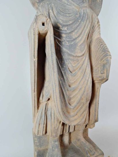Bouddha auréolé, debout sur une base à décor...