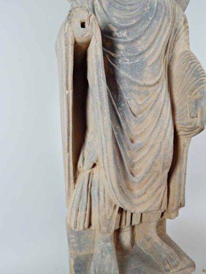 Bouddha auréolé, debout sur une base à décor...