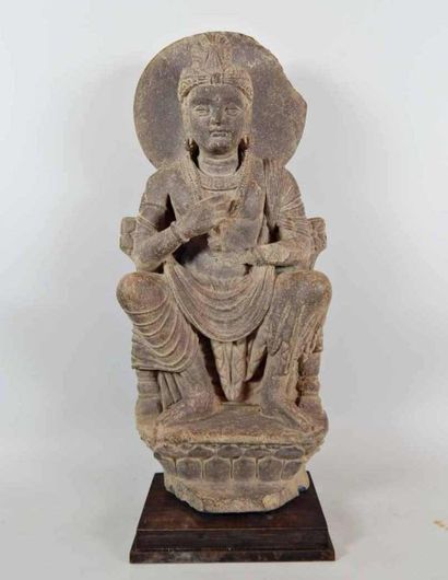 Bodhisattva assis à l’européenne sur un trône....