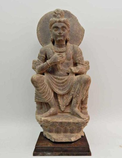 Bodhisattva assis à l’européenne sur un trône....