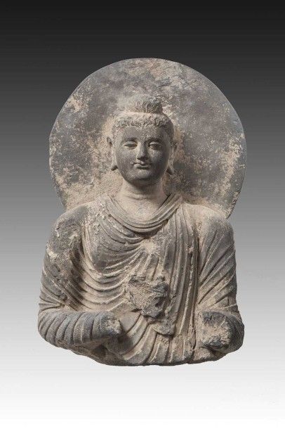 Buste de Bouddha en schiste.
Il est vêtu...
