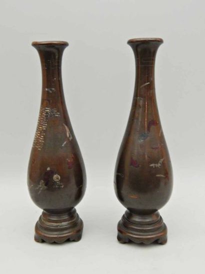 Paire de vases en bronze à décor niellé de...