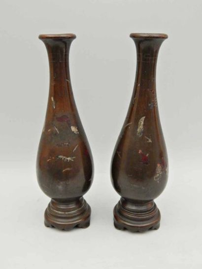Paire de vases en bronze à décor niellé de...