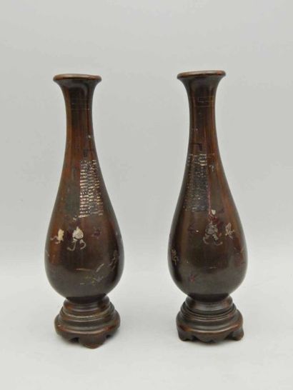 Paire de vases en bronze à décor niellé de...