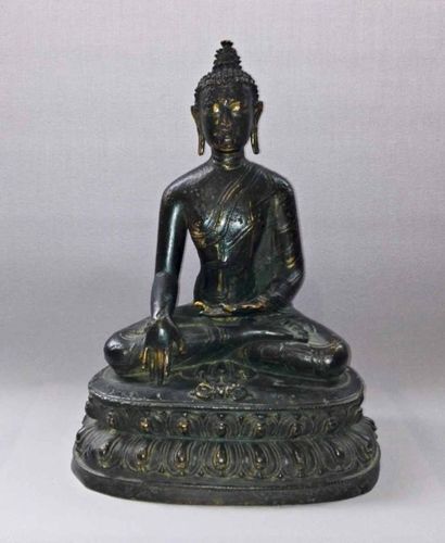 Bouddha assis en position de la prise de...