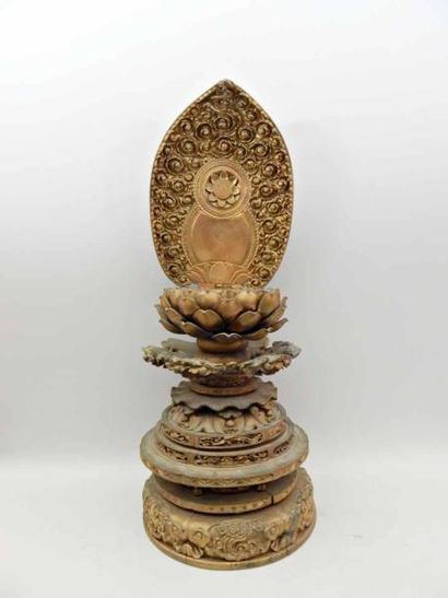 Bouddha « Amithaba » assis en padmasana sur...