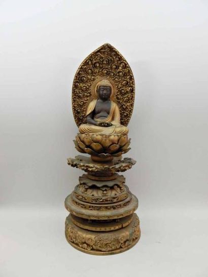 Bouddha « Amithaba » assis en padmasana sur...