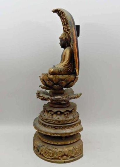 Bouddha « Amithaba » assis en padmasana sur...