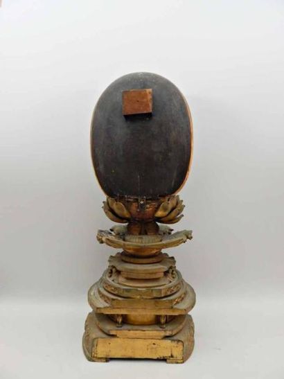 Bouddha « Amithaba » assis en padmasana sur...