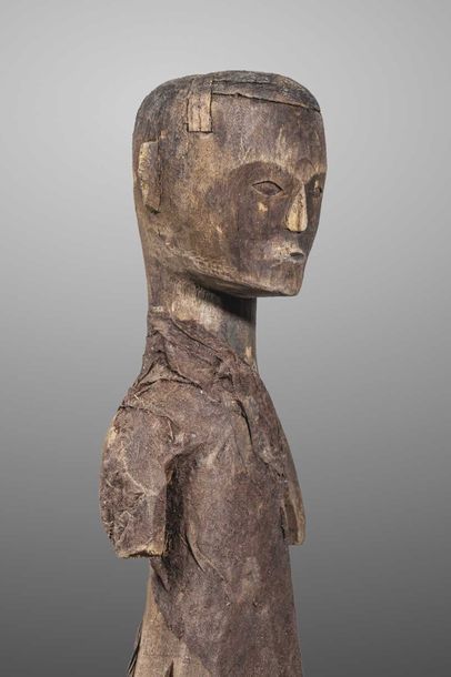 Statuette en bois sculpté, le vêtement en...