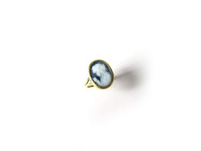 BAGUE en or jaune 18k (750/°°), ornée d'un...
