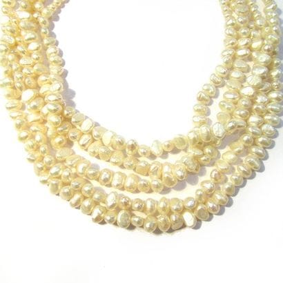 COLLIER composé de 5 rangs de perles de culture...