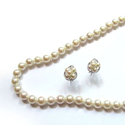 PARURE comprenant un collier composé d'un...