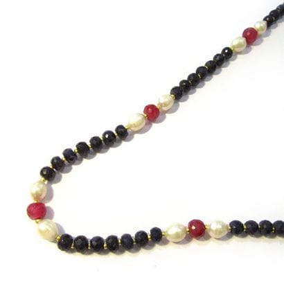COLLIER composé d'un rang de perles de saphirs...