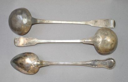 Lot comprenant:
une cuiller à ragoût, spatule...