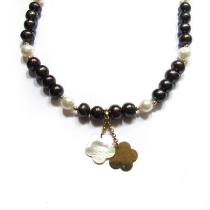 COLLIER composé d'un rang de perles de culture...