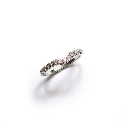 BAGUE en or gris 18k (750/°°), à décor de...