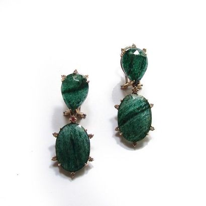 Paire de PENDANTS D'OREILLES en or jaune...