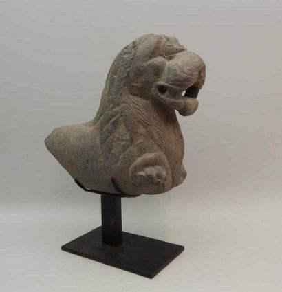 Protome de Lion en schiste.

H : 27.5 cm...