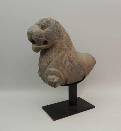 Protome de Lion en schiste.

H : 27.5 cm...