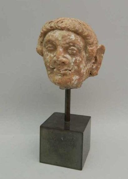 Tête de donateur en terre cuite.

H : 9 cm

Gandhara...