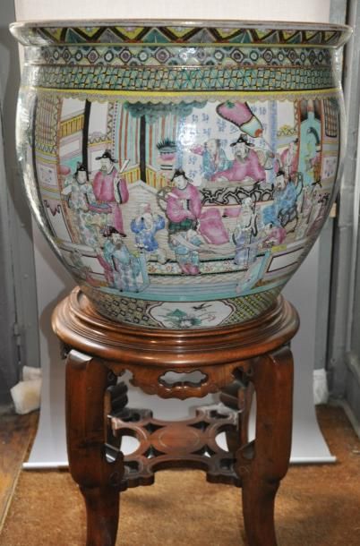 Grand bassin en porcelaine à décor « famille...