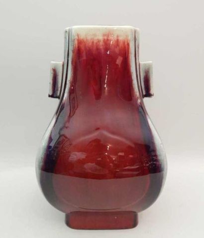 Vase de forme « Fanghu » orné de deux anses...