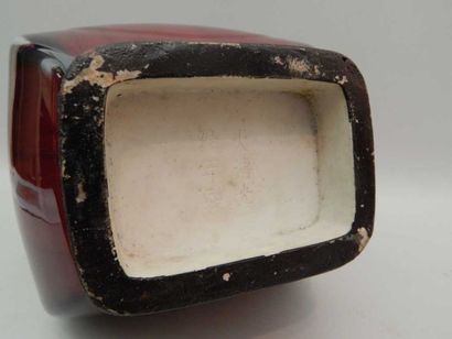 Vase de forme « Fanghu » orné de deux anses...