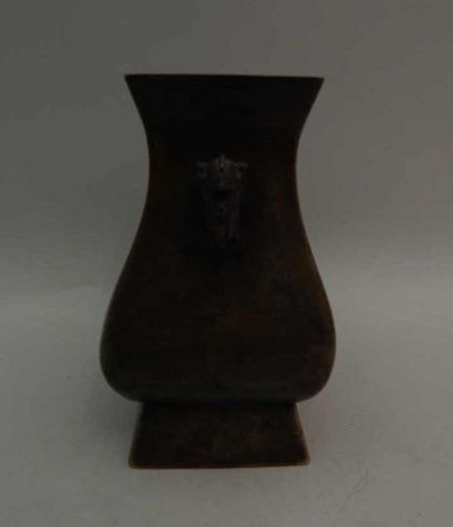 Vase en bronze à décor de papillons, muni...